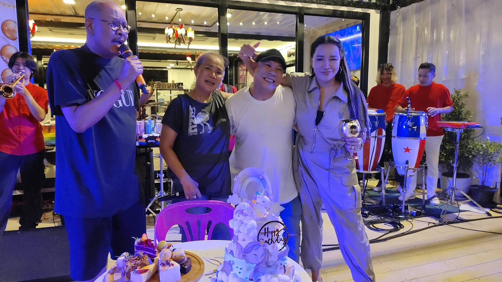 โหน่ง ชะชะช่า เปิดร้านกาแฟ พร้อมเซอร์ไพรส์วันเกิดภรรยา