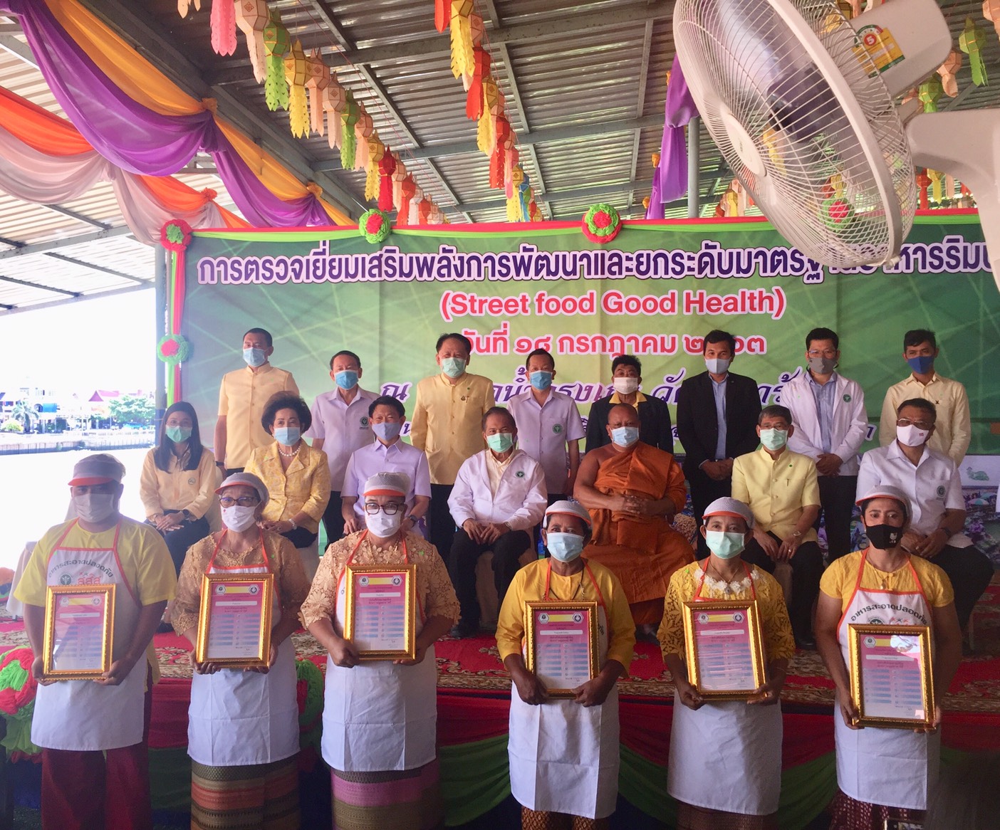 สาธารณสุข ตรวจเยี่ยมตลาดน้ำวัดท่าการ้องตามโครงการเสริมพลัง การพัฒนาและยกระดับมาตรฐานอาหารริมบาทวิถี 