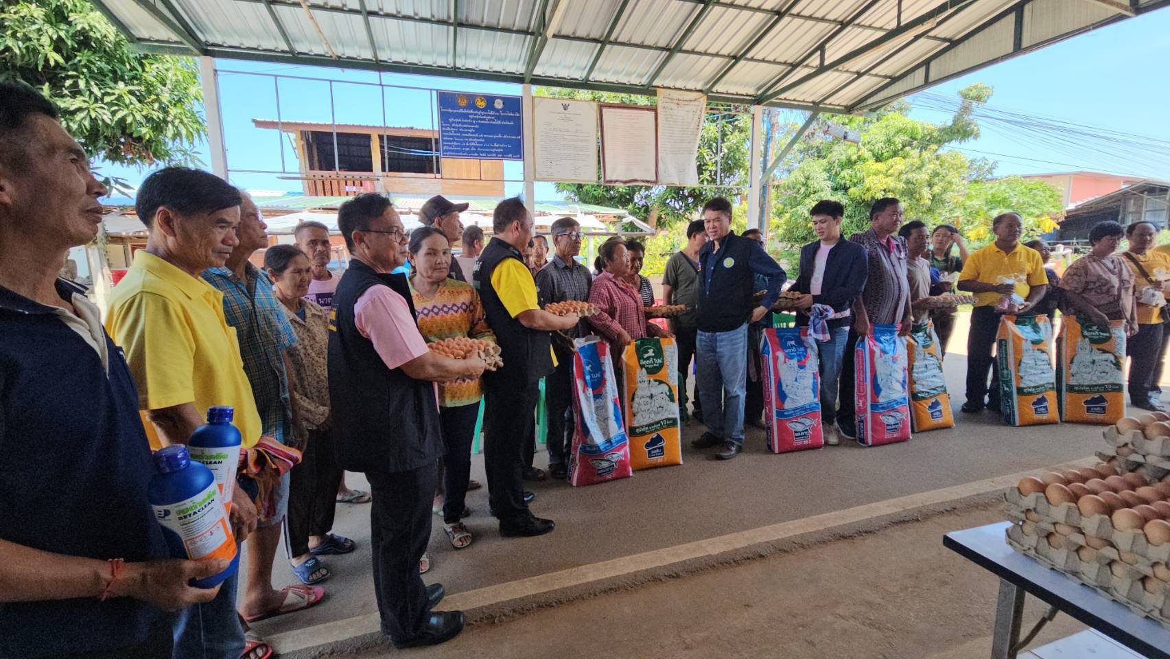 โฆษกกระทรวงเกษตรฯนำอาหารช่วยเหลือสัตว์และรับข้อร้องเรียนเพื่อช่วยเหลือกรณีถูกน้ำท่วมตำบลดอนโอง