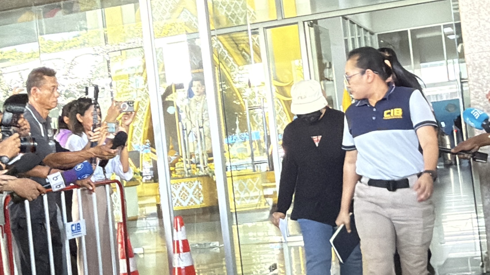 "กองปราบ" คุมตัวดาวพี่สาวเมียทนายตั้ม ฝากขังศาลอาญา ตำรวจค้านประกัน เจ้าตัวปิดปากเงียบ