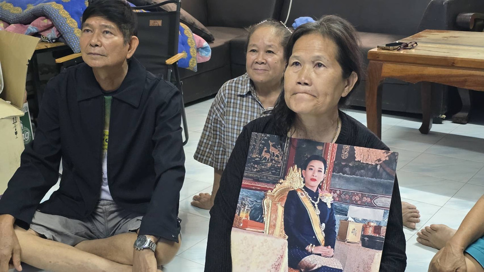 ชาวโคราชกลั้นน้ำตาไม่อยู่ นั่งเฝ้าหน้าจอทีวีส่งเสด็จ “เจ้าฟ้าพัชรกิติยาภาฯ” ครั้งสุดท้าย ร่วมถวายความอาลัยด้วยความจงรักภักดี 