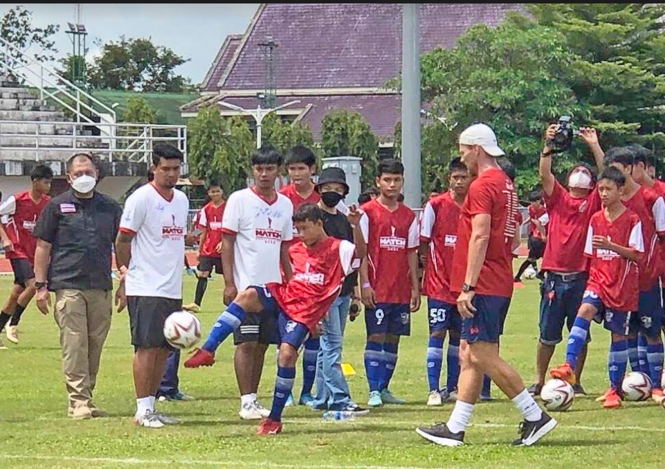 สนามชัยเขตอะคาเดมีเดินหน้าฝันได้ไปต่อยอดกับนักเตะระดับตำนานผีแดง