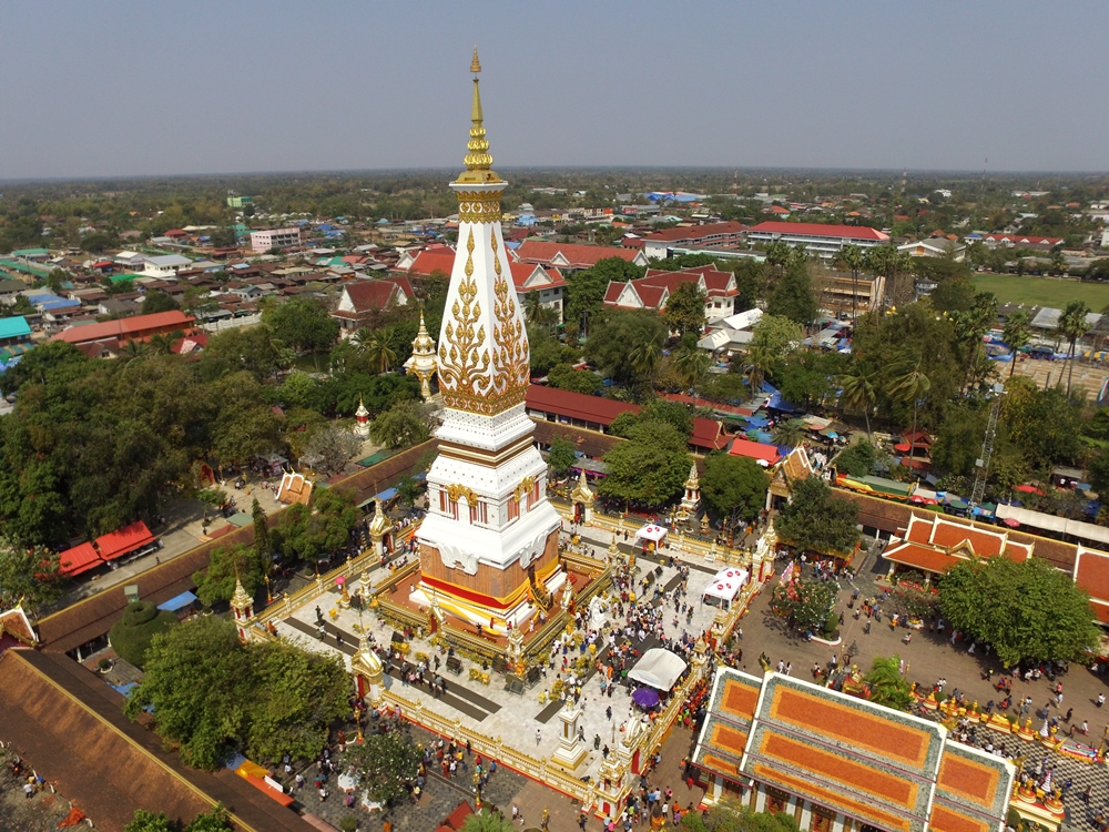 วัดพระธาตุพนมงดจัดกิจกรรมทางศาสนา เข้มคนกราบไหว้