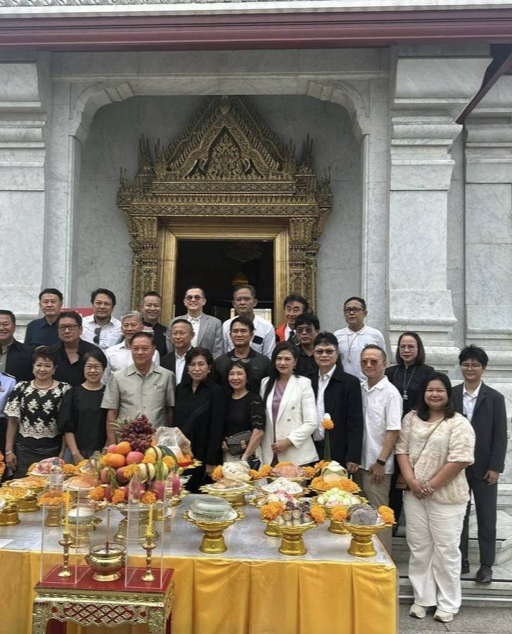 เปิดภาพ ! “สว.สำรอง” นัดรวมพลทำพิธีใหญ่ ผูกผ้าเสาหลักเมือง-กราบพระแก้วมรกต จับตาส่งสัญญาณการเมือง 