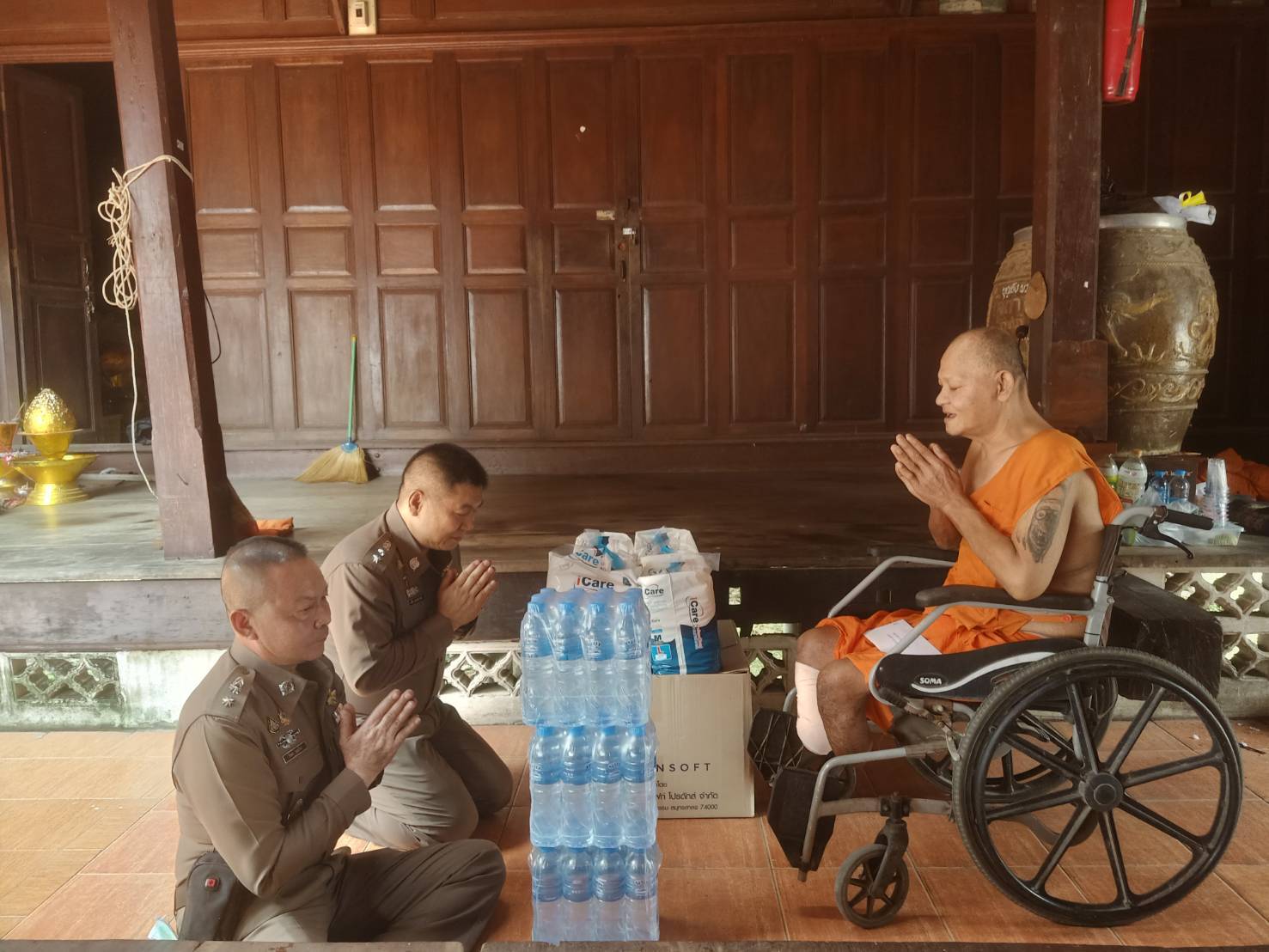 รองผู้การฯ เพชรบุรีตรวจเยี่ยมพระอาพาตเบาหวานตัดขาทิ้งทั้งสองข้าง