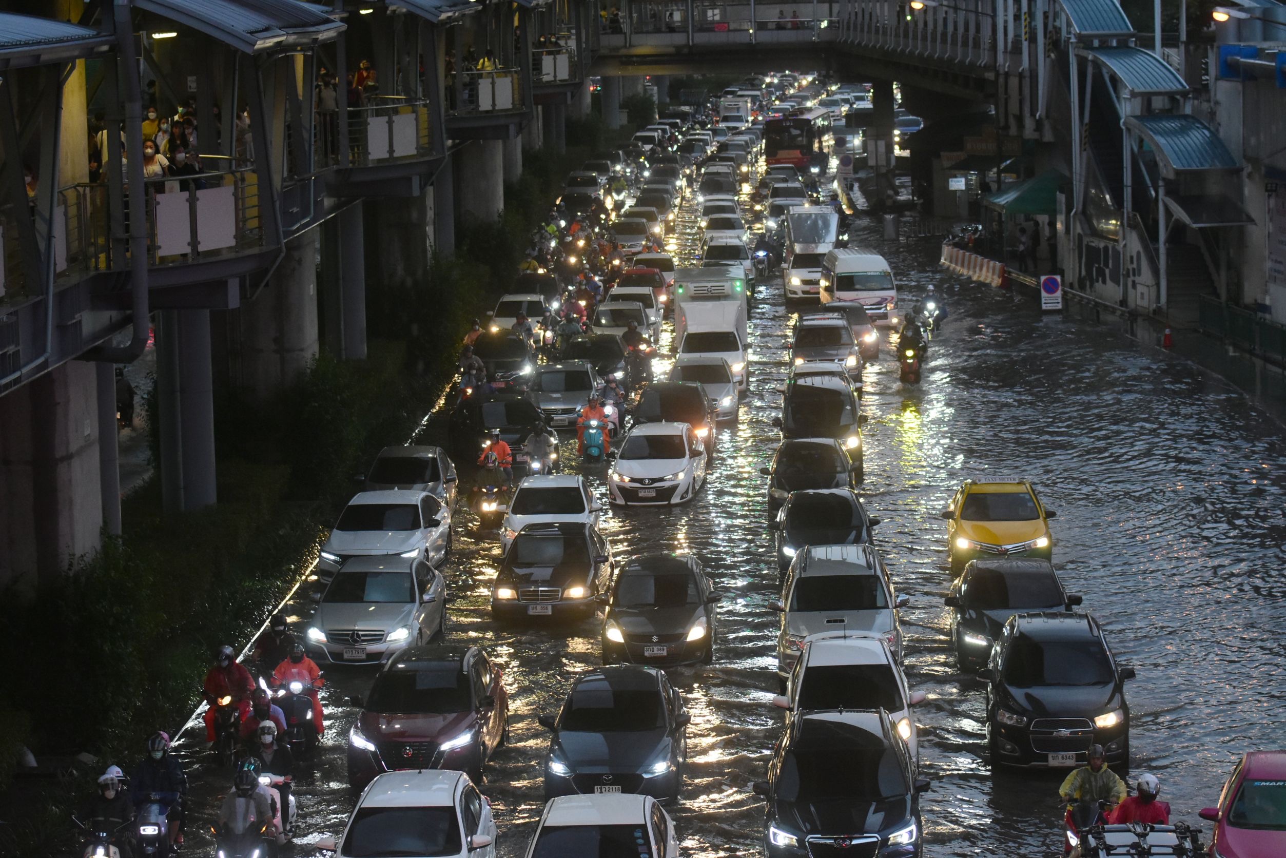 ฝนยังตกต่อเนื่อง ทำน้ำท่วมกทม.หลายพื้นที่ ห้าแยกลาดพร้าว รถติดยาวเหยียด