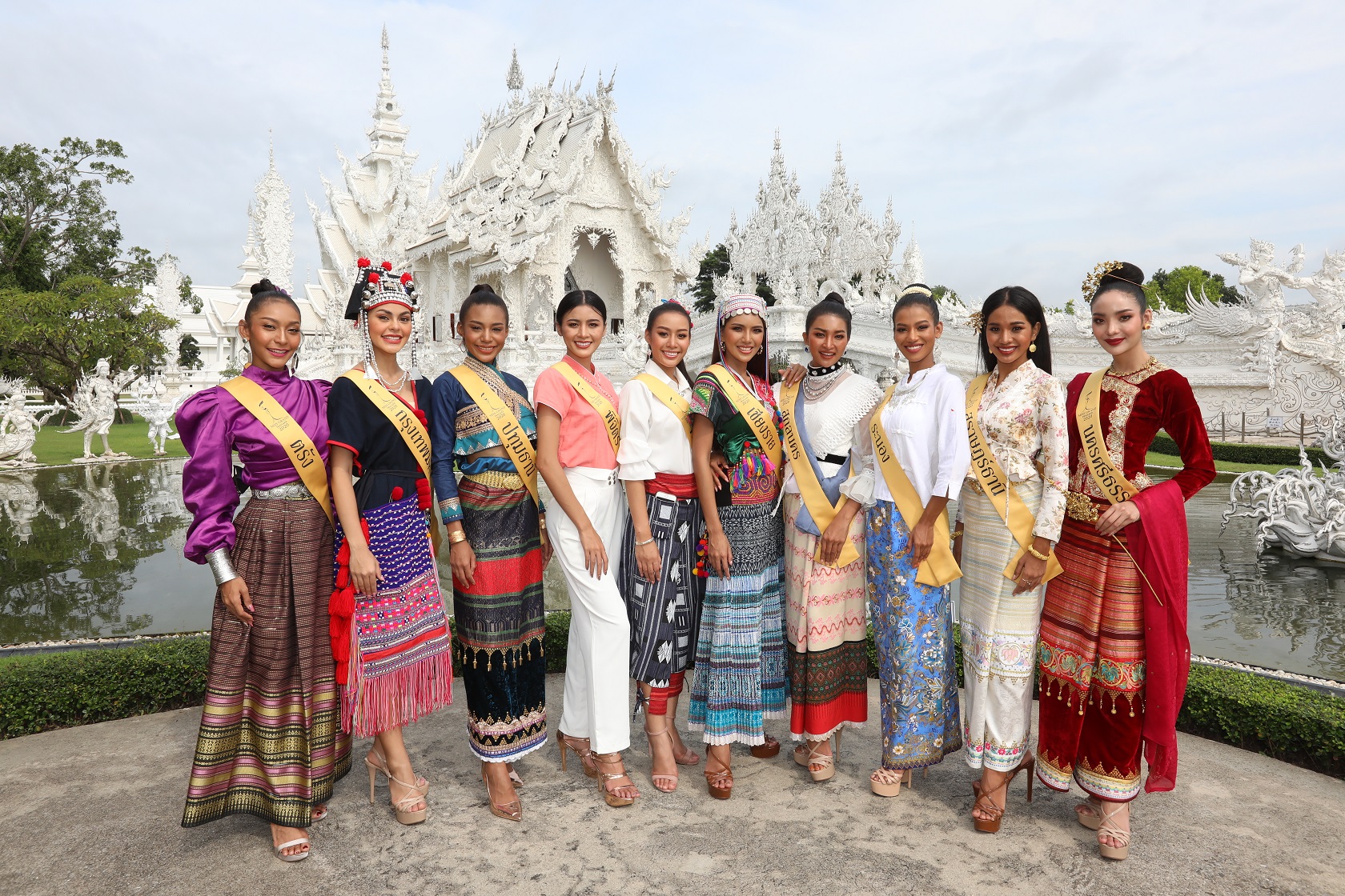 ทึ่งศิลปะ! "77 สาวงาม"  เก็บภาพประทับใจ “วัดร่องขุ่น-ขัวศิลปะ” 