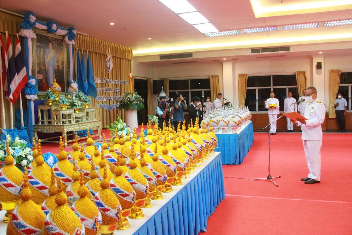 รองผู้ว่าฯประจวบคีรีขันธ์ นำพสกนิกรทุกภาคส่วนจุดเทียนถวายพระพร “สมเด็จพระพันปีหลวง” 