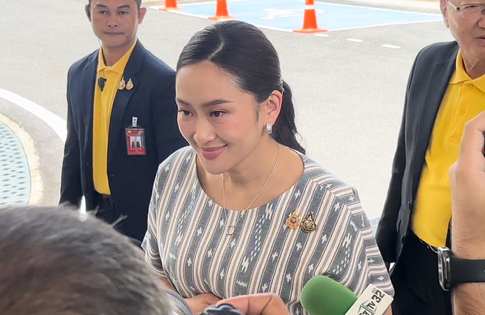 นายกฯ โยนถามรองนายกฯ หลังเฟดประกาศลดดอกเบี้ยในรอบ 4 ปี  ปัดตอบดันร่างกฎหมายสกัดรัฐประหาร