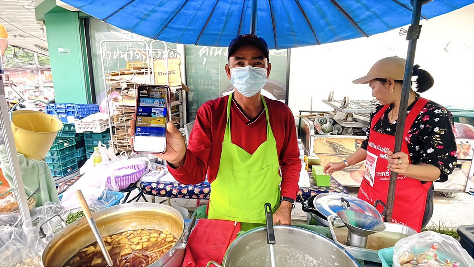 บุรีรัมย์คึกคัก! แม่ค้าเพิ่มโปรโมชั่น รับเติมเงิน–สอนใช้ “คนละครึ่งพลัส” ช่วยลูกค้าประหยัด-เศรษฐกิจหมุนเวียน