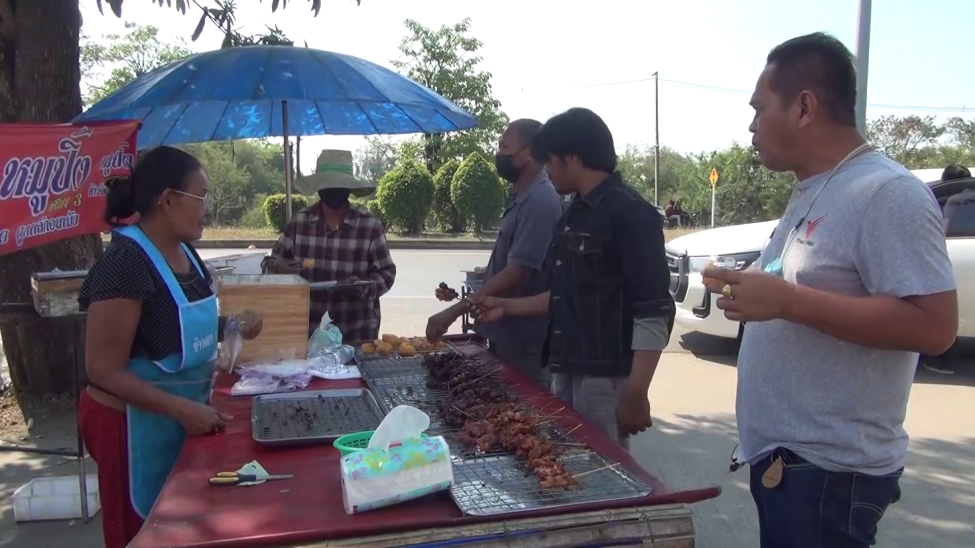 โจรในคราบผู้ดี หนุ่มใส่สูท ตระเวนหลอกเอาเงินทอน ร้านข้าวเหนียวหมูปิ้งหลายราย