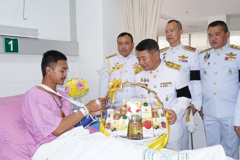 "ในหลวง" โปรดเกล้าฯ ผวจ.สุรินทร์ เชิญดอกไม้ ตะกร้าสิ่งของพระราชทานไปมอบแก่ผู้บาดเจ็บจากเหตุชายแดนไทยกัมพูชา
