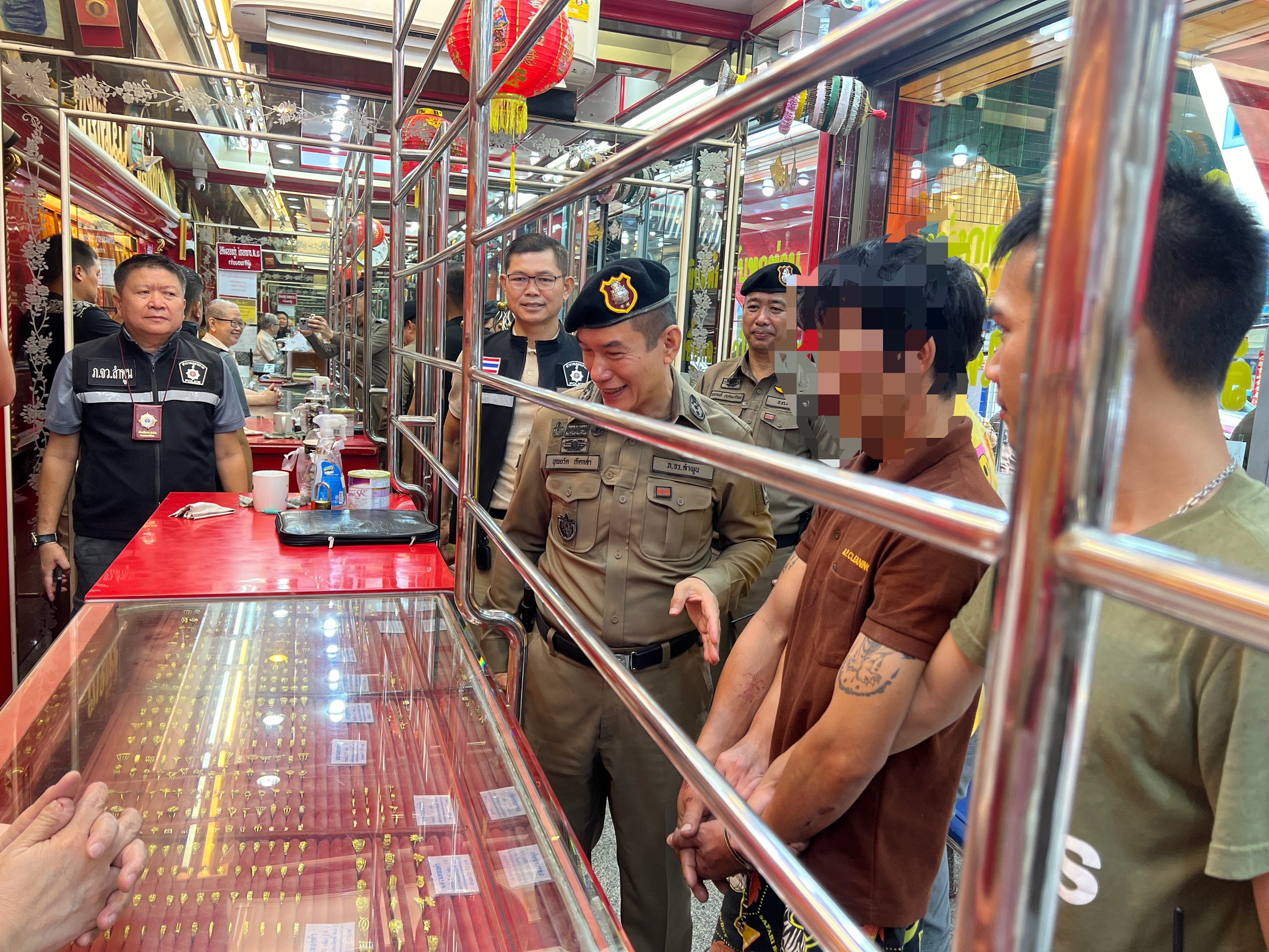 ตำรวจรวบทันควัน คนร้ายบุกชิงทองกลางเมืองลำพูน