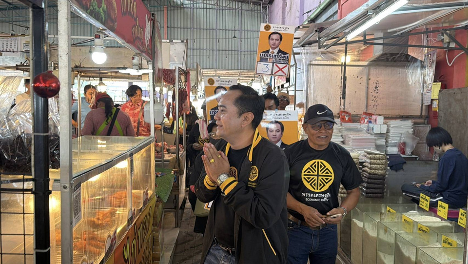 ศึกเลือกตั้งเขต 1 โคราชเดือด "ธนทรัพย์" หาเสียงชวนฟังปราศรัยใหญ่ ด้าน "พท."ไม่ยอมแพ้ "เทวัญ-ประเสริฐ" เดินตลาดเช้า–เย็น ขอคะแนน