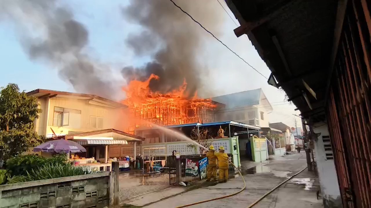 สุรินทร์ ระทึกไฟไหม้บ้านวอดทั้งหลัง ระดมรถดับเพลิง 8 คันสกัด หวั่นลามไหม้หอพักกลางเมือง