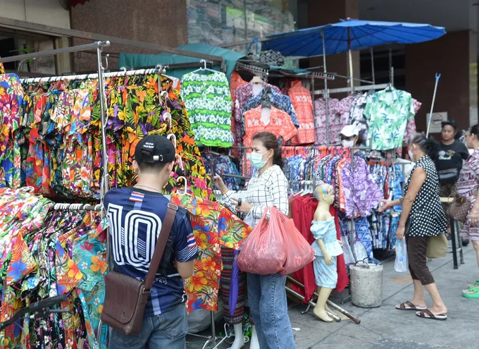 ประชาชนเดินซื้อหาเสื้อผ้าลายดอก-ลายช้างรับ"เทศกาลสงกรานต์"ทำตลาดเสื้อผ้าขาย-ส่งโบ๊เบ๊คึกคัก