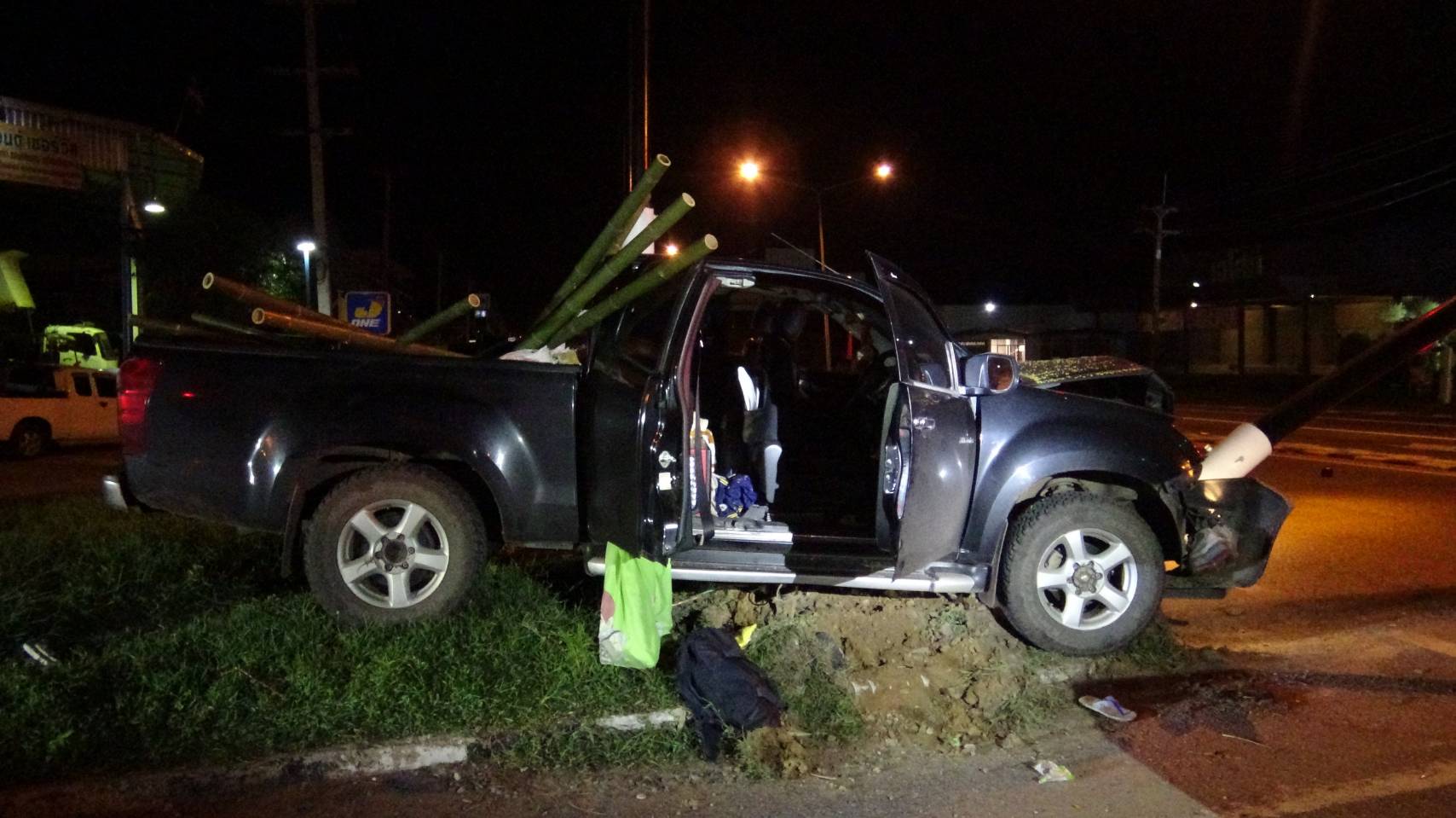 "ยโสธร" คนขับหลับในกระบะพุ่งชนเสาไฟสัญญาณจราจร