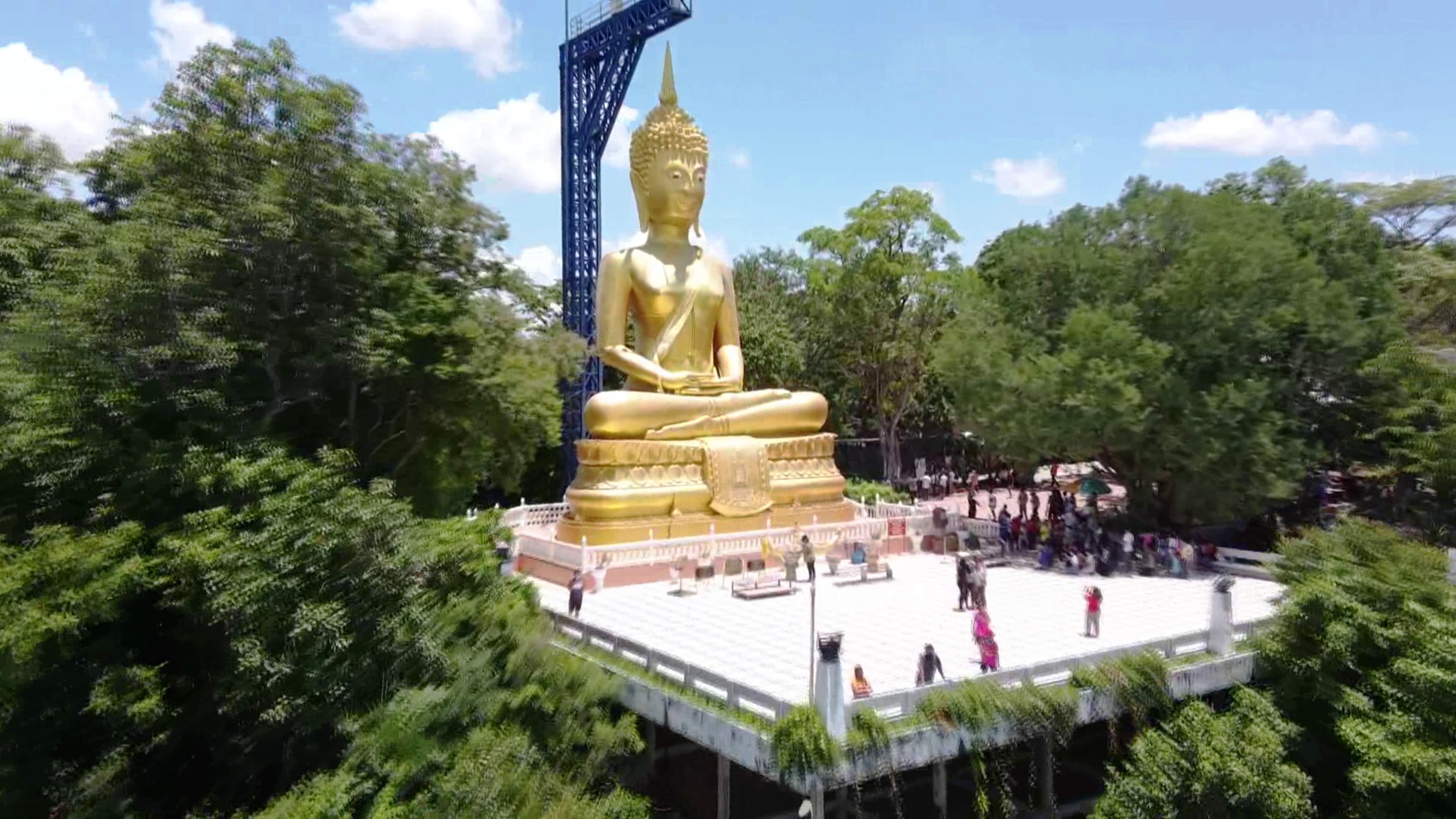 แห่เที่ยวสะพานแขวนลาวา ชมปากปล่อง “ภูเขาไฟกระโดง” คึกคัก จนท.เข้มป้องกันโควิด