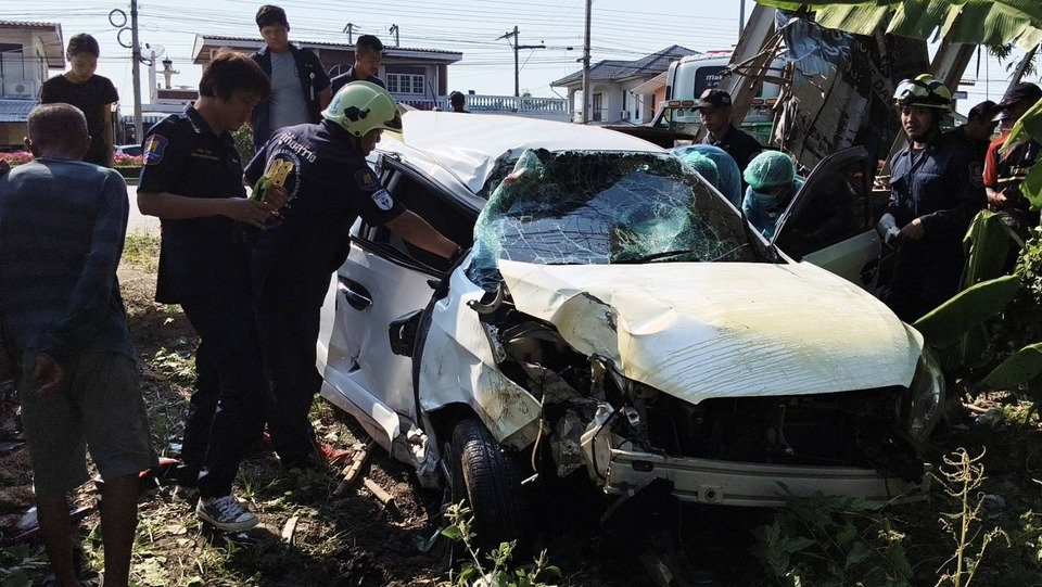 สลด! รถเก๋งเสียหลักชนศาลา–แผงพระ คนขับดับ เซียนพระราชบุรีรอดหวุดหวิด      