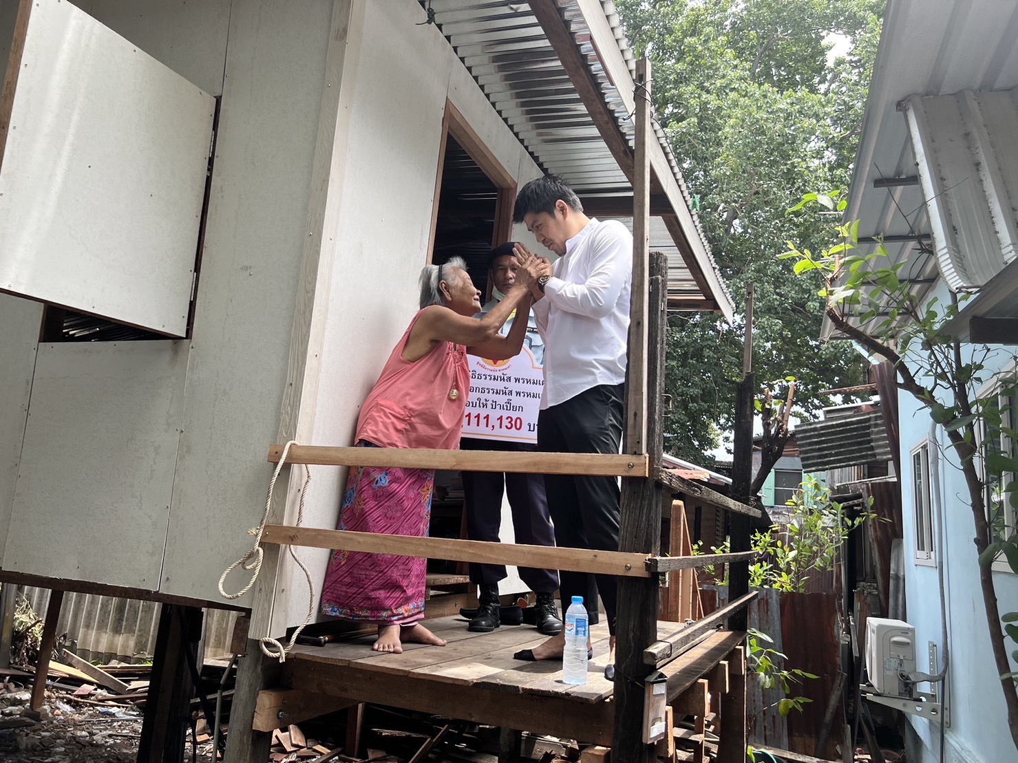 "มูลนิธิธรรมนัสฯ มอบบ้านให้ "ยายสมทรง" หลังซ่อมแซมเสร็จ บรรเทาความเดือดร้อนให้ผู้ยากไร้ในพื้นที่เขตดอนเมือง