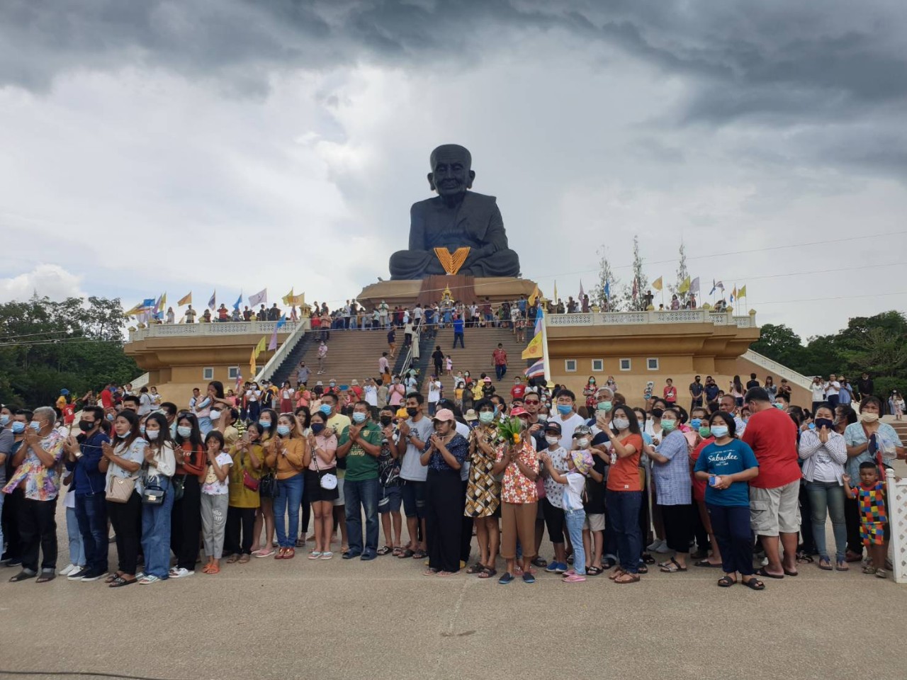 ประชาชนนับพันแห่สักการะ หลวงพ่อทวด  ขอพรไอ้ไข่ วัดห้วยมงคลช่วงวันหยุดยาว