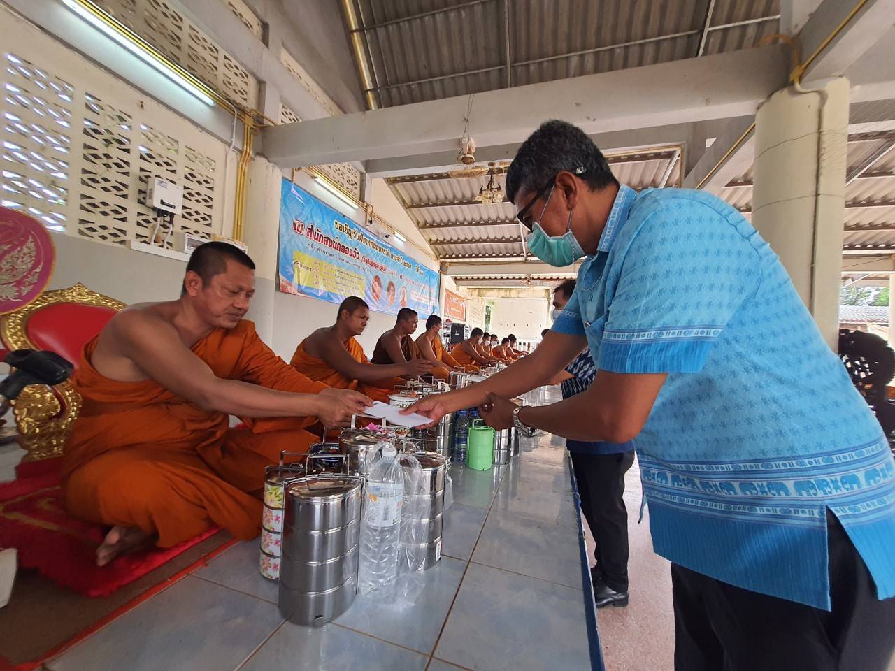 นายอำเภอท่าฉาง สืบสานวิถีธรรม จัดปิ่นโตถวายภัตตาหารพระภิกษุสามเณร เนื่องในวันพระ