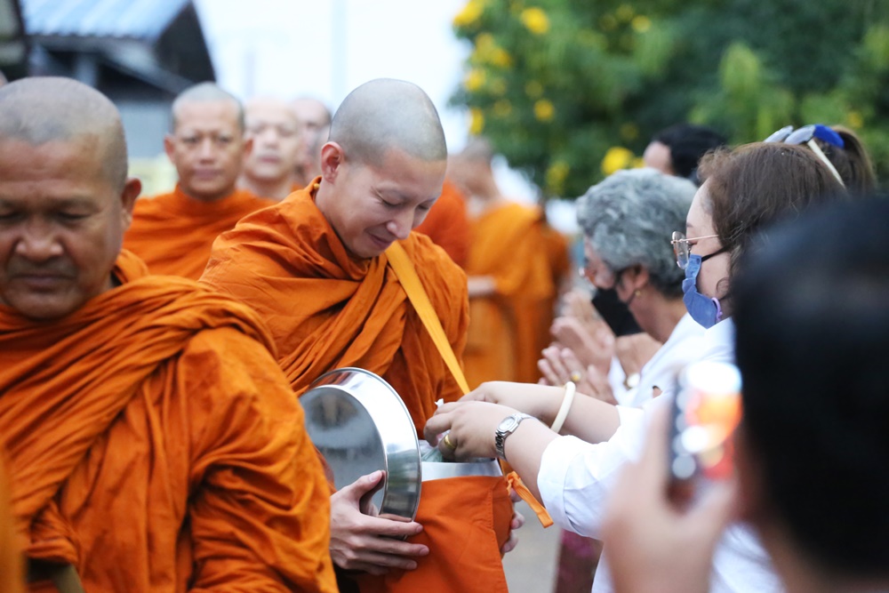 เชื่อบุญบารมี!! ฝนหยุดตกทันที ก่อน "พระโตโน่" ออกบิณฑบาตรวันที่สอง