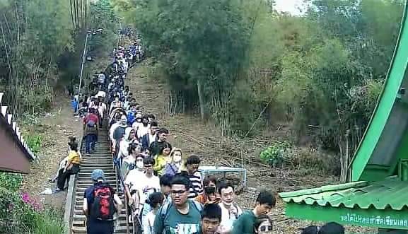 แรงศรัทธาของนักท่องเที่ยวแห่ขึ้นเขาวงพระจันทร์ พิชิต 3,790 ขั้น " นมัสการรอยพระพุทธบาท