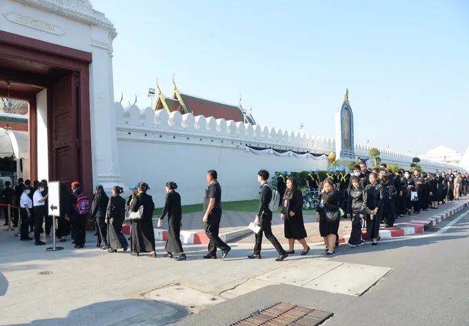 “พสกนิกร”ทั่วทุกสารทิศ กว่า 2 แสนคนร่วมถวายบังคมพระบรมศพ ”พระพันปีหลวง” แจ้ง 5 ธ.ค. ปิดจุดคัดกรอง 13.00 น.