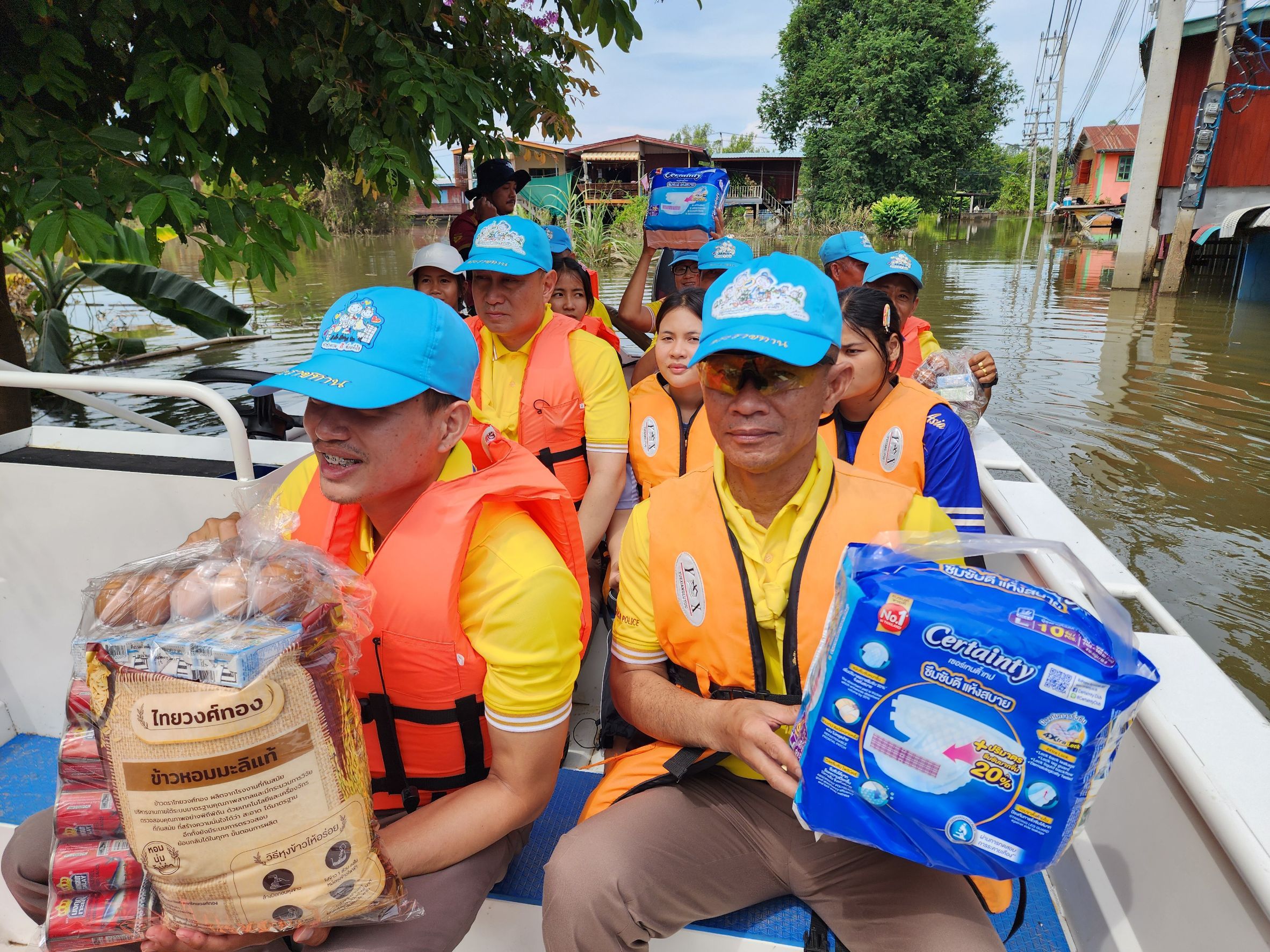 ผกก.สภ.บางระกำ นั่งเรือท้องแบนมอบถุงยังชีพ ผ้าอ้อมผู้ใหญ่สำหรับผู้ป่วยให้vปชช.ประสบภัยน้ำท่วม