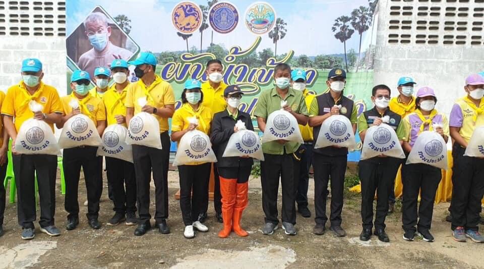 อ่างทอง ผันน้ำเข้านา ปล่อยปลาเข้าทุ่ง ตามโครงการส่งเสริมการเกษตรที่มีคุณภาพได้มาตรฐานอาหารปลอดภัยแบบครบวงจร 