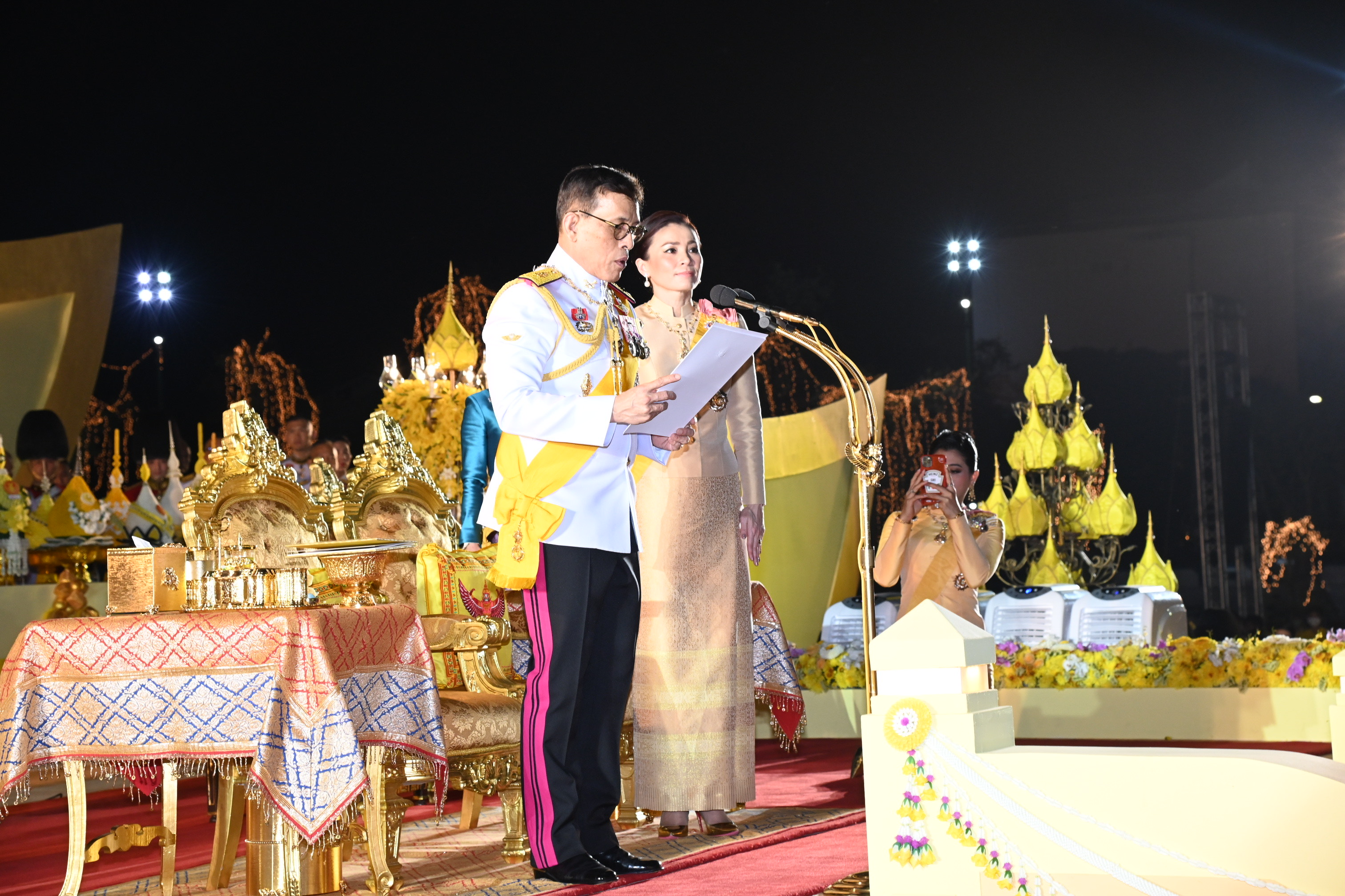 'ในหลวง-ราชินี'ทรงเป็นประธานพิธีจุดเทียนมหามงคล ณ มณฑลพิธีท้องสนามหลวง