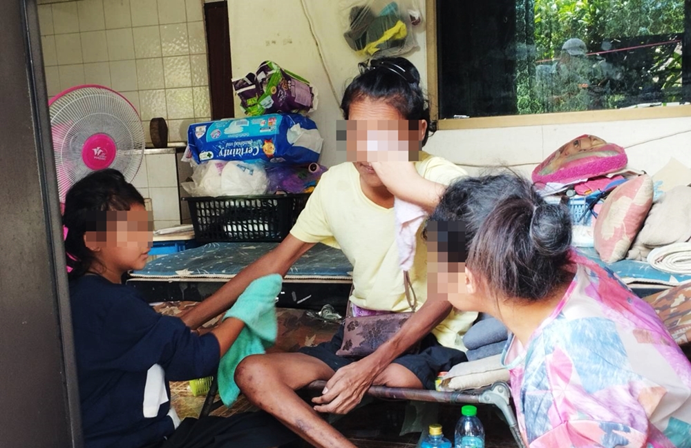 คล้ายดั่งละคร "วัลลี"!! ครอบครัวสุดรันทดโรคร้ายรุมเร้า ลูกสาวกตัญญูหยุดเรียนช่วยเหลือแม่พิการ