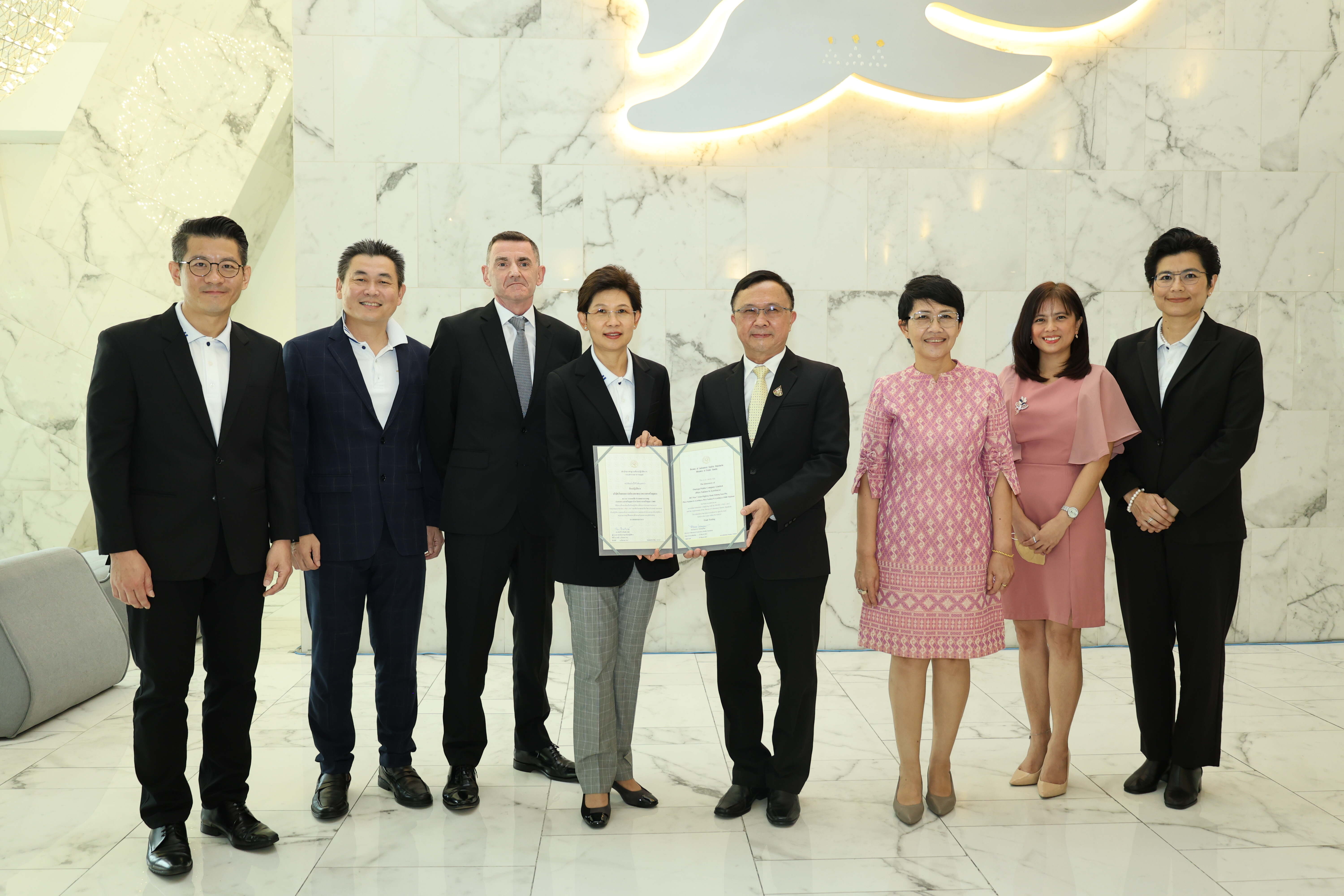โอสถสภารับมอบใบรับรองมาตรฐานห้องปฏิบัติการทดสอบ ISO/IEC17025 มุ่งหน้าสู่ความเป็นเลิศด้านการตรวจสอบคุณภาพผลิตภัณฑ์เครื่องดื่ม