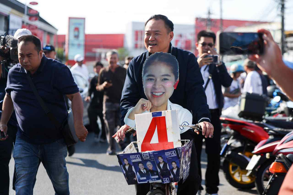 “อนุทิน” ลุยหาเสียงภูเก็ต ช่วย “พลอยทะเล” ปักธงน้ำเงิน ชูนโยบายคนละครึ่ง พลัส ชาวบ้านชมแก้ปัญหาชายแดน