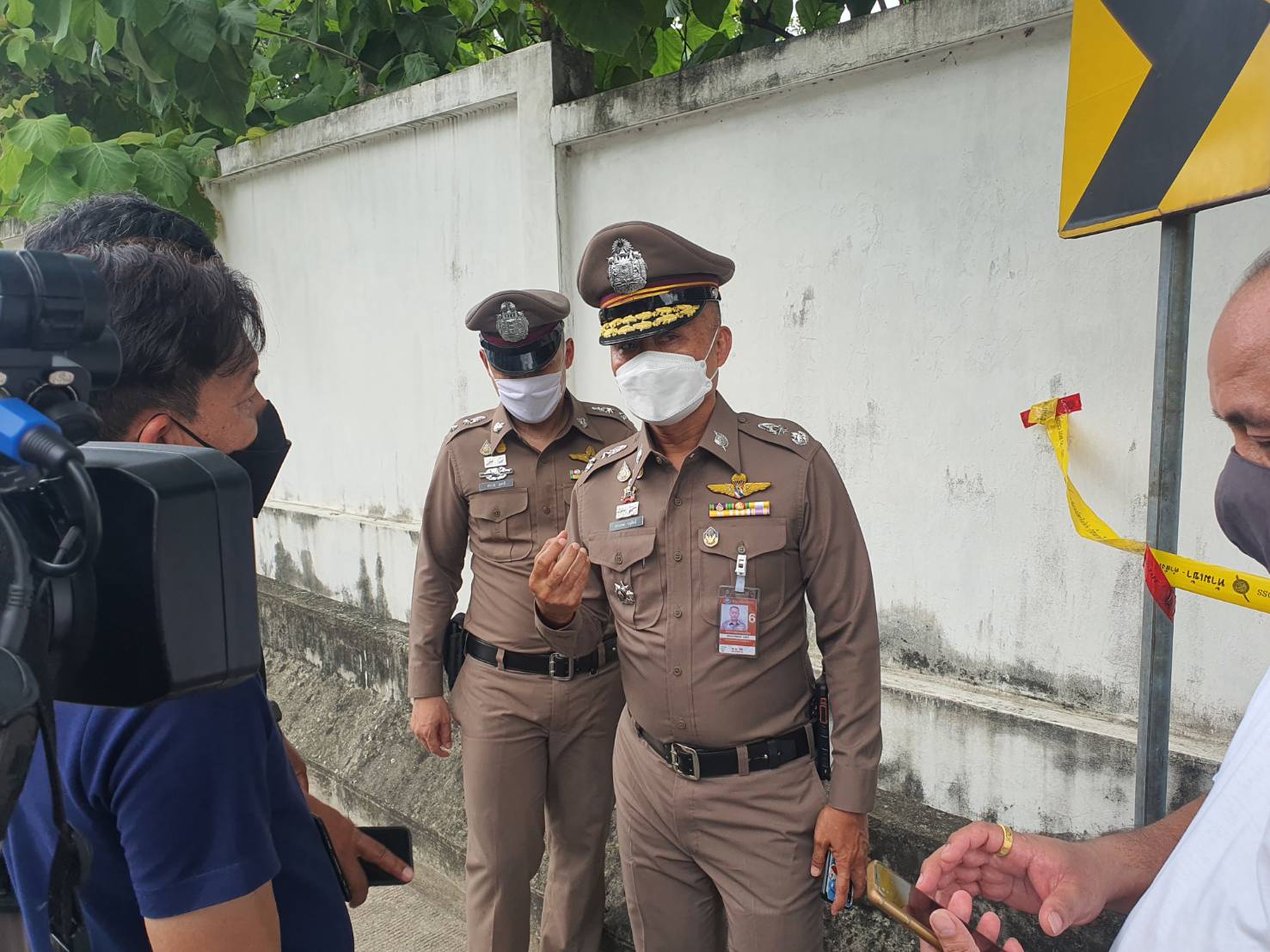 ผบก.น.2 นำเจ้าหน้าที่ พฐ.ลงตรวจอุโมงค์บางบัว เก็บชิ้นส่วนระเบิดปิงปอง