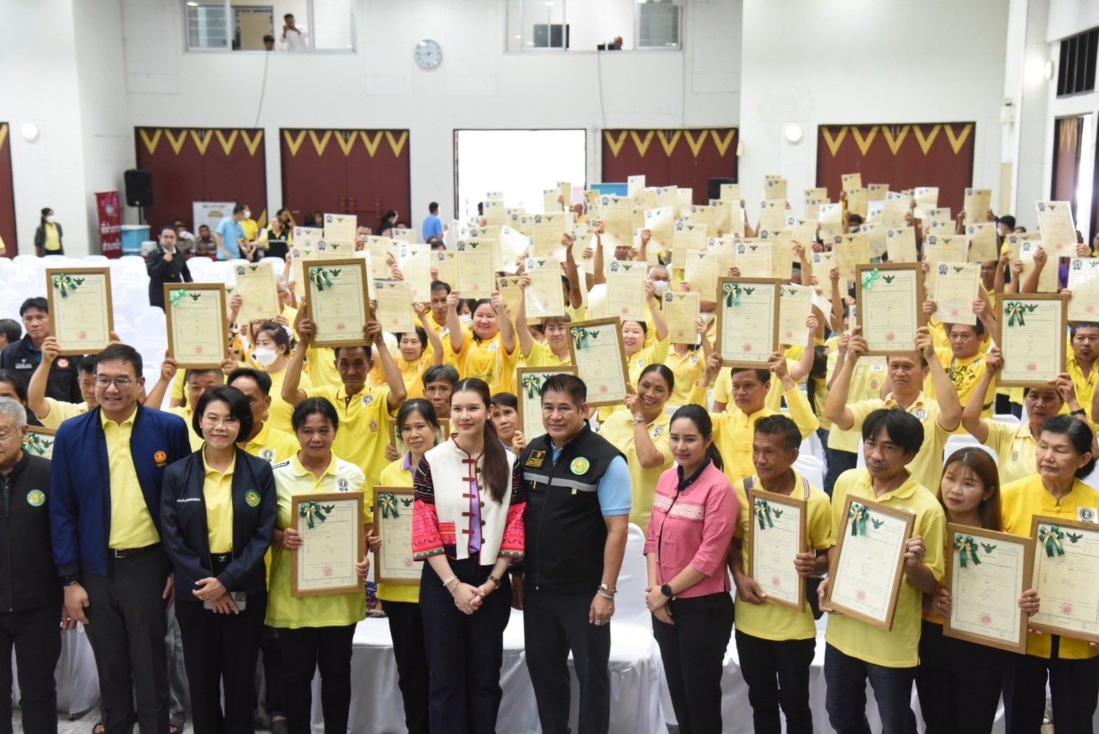 "รมว.ธรรมนัส" เดินสายรับฟังปัญหาเกษตรลำปาง พร้อมมอบโฉนดเพื่อการเกษตร