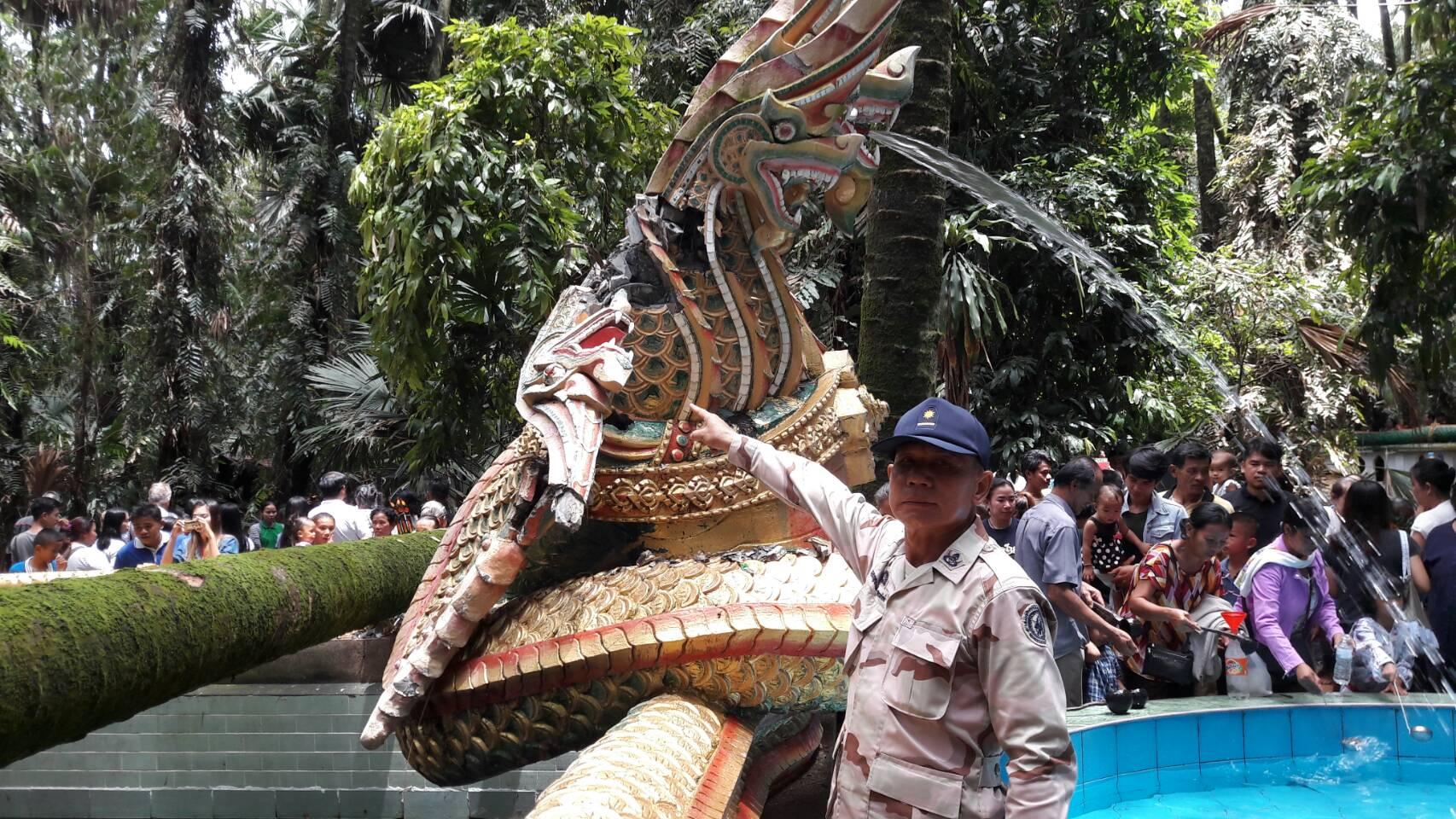 ลืออาเพศ! ต้นคำชะโนดอายุ 100 ปี ล้มทับเศียรพญานาคหัก 3 เศียร