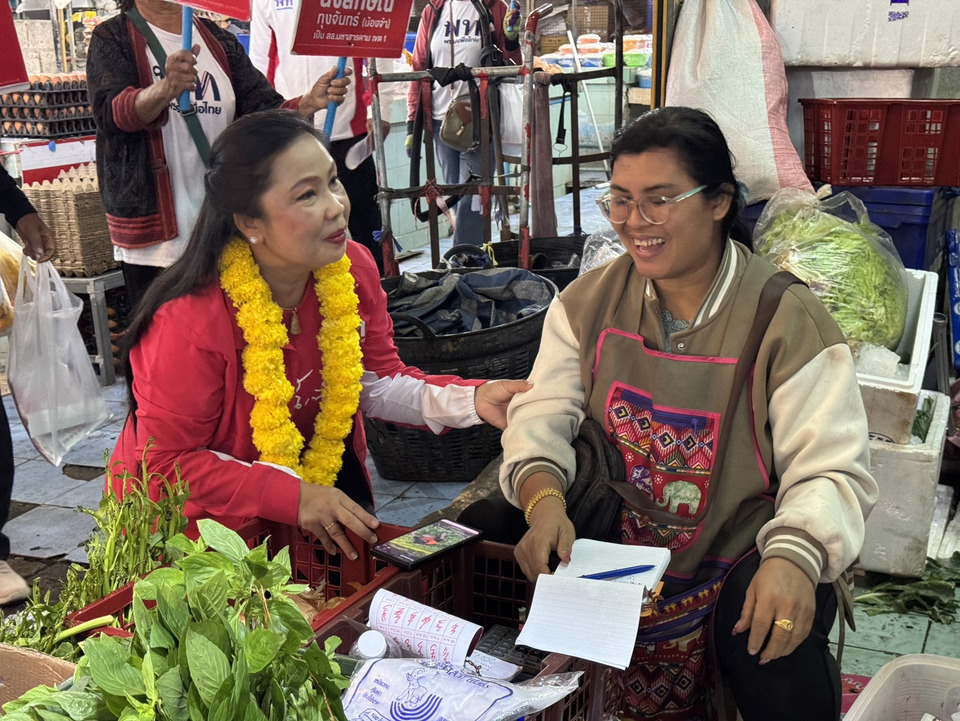 “น้องจ๋า” เพื่อไทย ลุยตลาดมหาสารคาม มั่นใจรับไม้ต่อ “หมอติ๋ง” รักษาเก้าอี้ สส.เขต 1