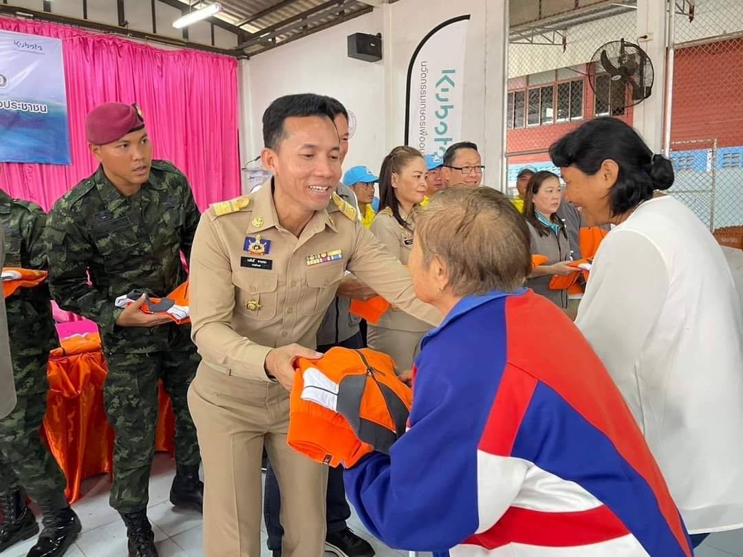 ผู้ว่าฯแม่ฮ่องสอนมอบเสื้อกันหนาวตามโครงการ KUBOTA พลังใจสู้ภัยหนาว ปีที่ 25 ที่โรงเรียนบ้านห้วยสิงห์ 