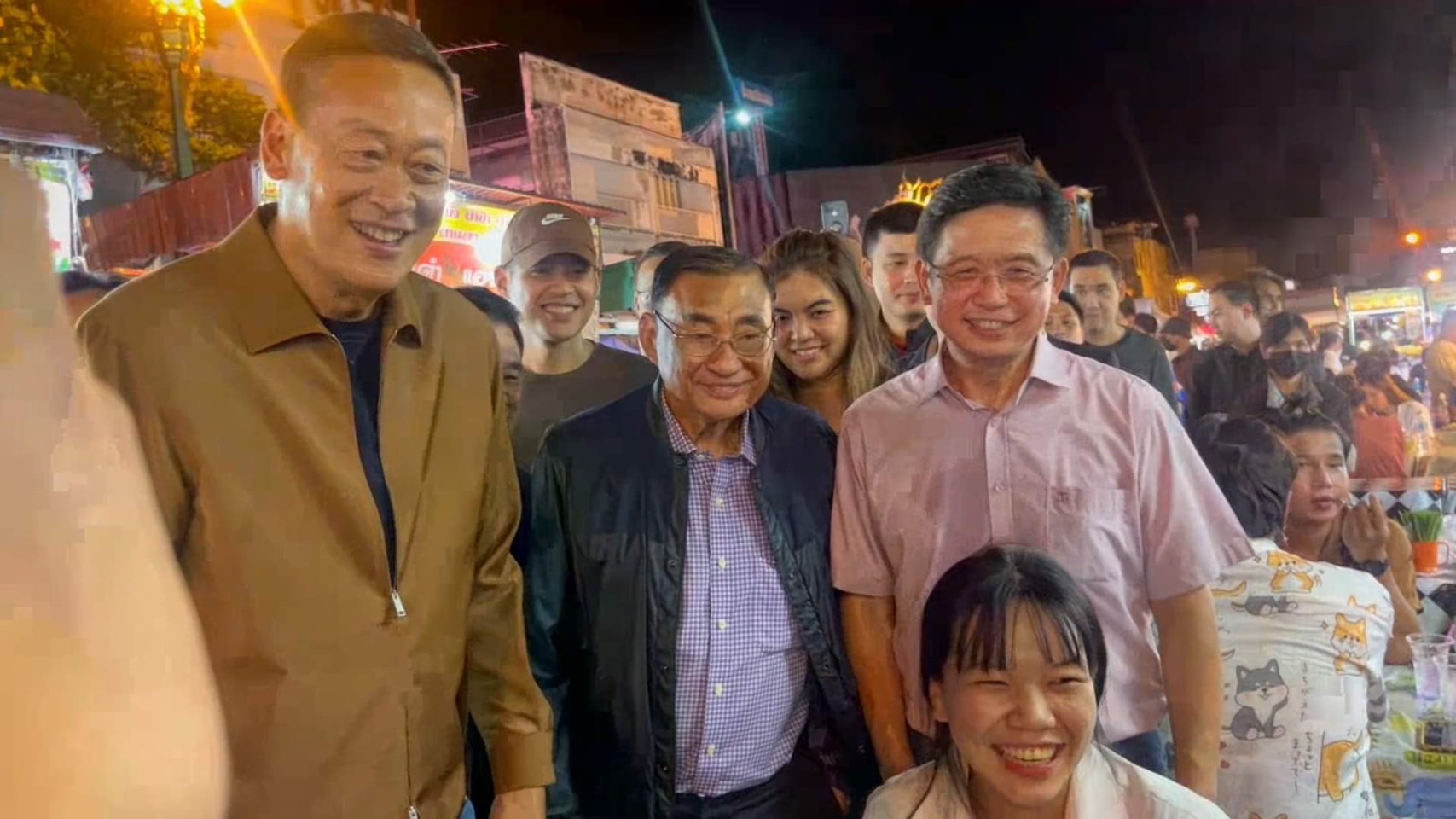 "55-58" มาแน่ หลัง "เศรษฐา" เซอร์ไพร์สลุยตลาดโต้รุ่งขอนแก่น พ่อค้า-แม่ค้า แฟนคลับแห่ถ่ายภาพ 
