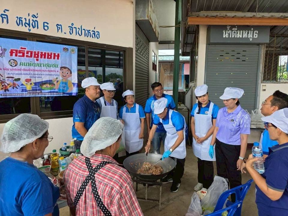 พช.อ่างทอง ผนึกกำลังเครือข่าย จัดครัวชุมชนปรุงอาหาร ส่งต่อกำลังใจผู้ประสบอุทกภัย