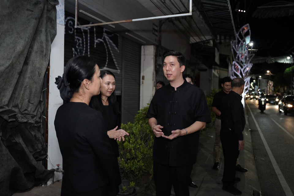 เทศบาลนครเชียงใหม่ น้อมรับดราม่า “พ่นสีดอกไม้” ประดับไฟตกแต่ง "งานยี่เป็ง" เป็นสีดำ พร้อมเร่งปรับปรุงรูปแบบการตกแต่งเมืองให้เหมาะสมและงดงาม