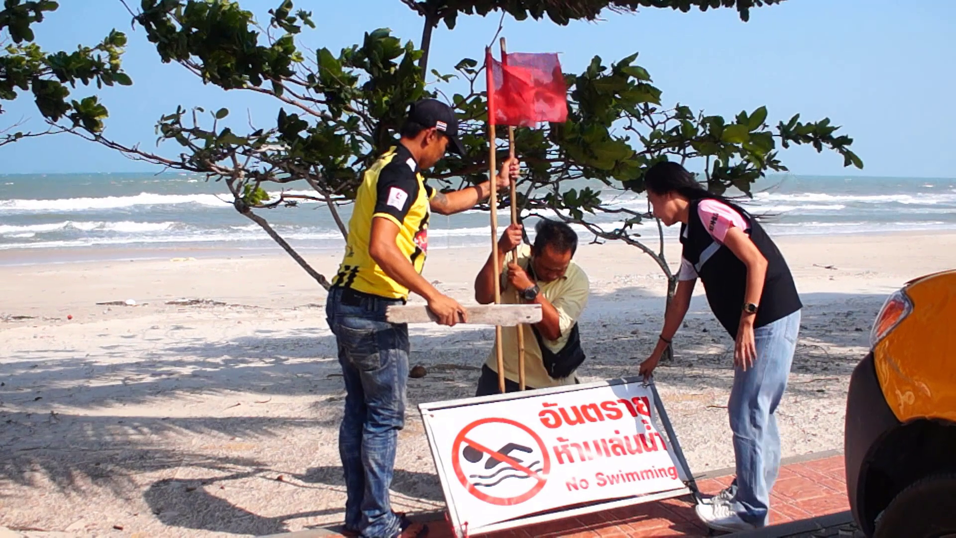 จนท.ปักธงแดงบริเวณ"หาดทุ่งวัวแล่น"ห้ามเล่นน้ำช่วงมรสุมหวั่นเกิดอันตราย