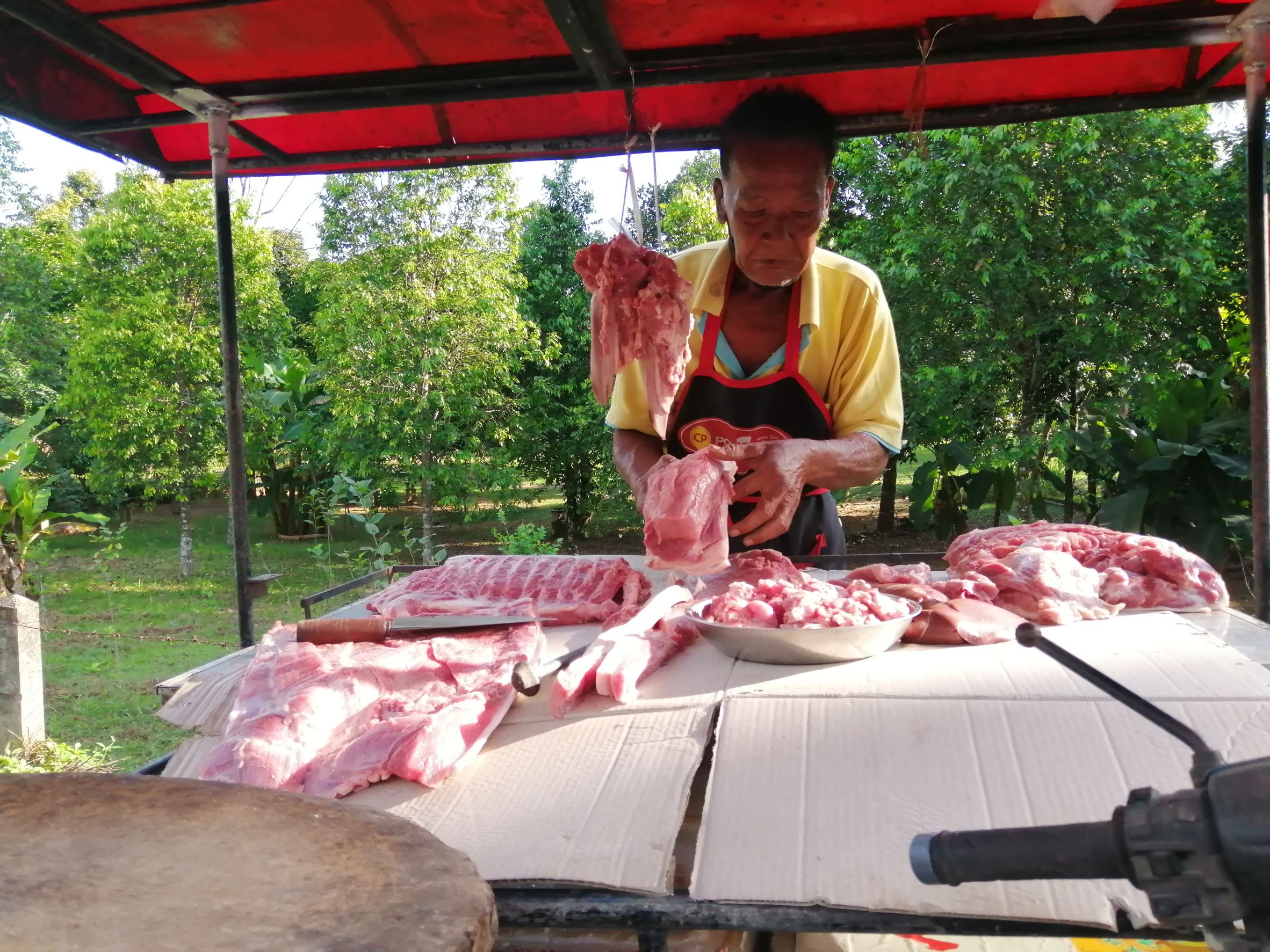 พ่อค้าหมูร้องต้องขายหมูแพงวอนรัฐบาลแก้ให้ตรงจุด