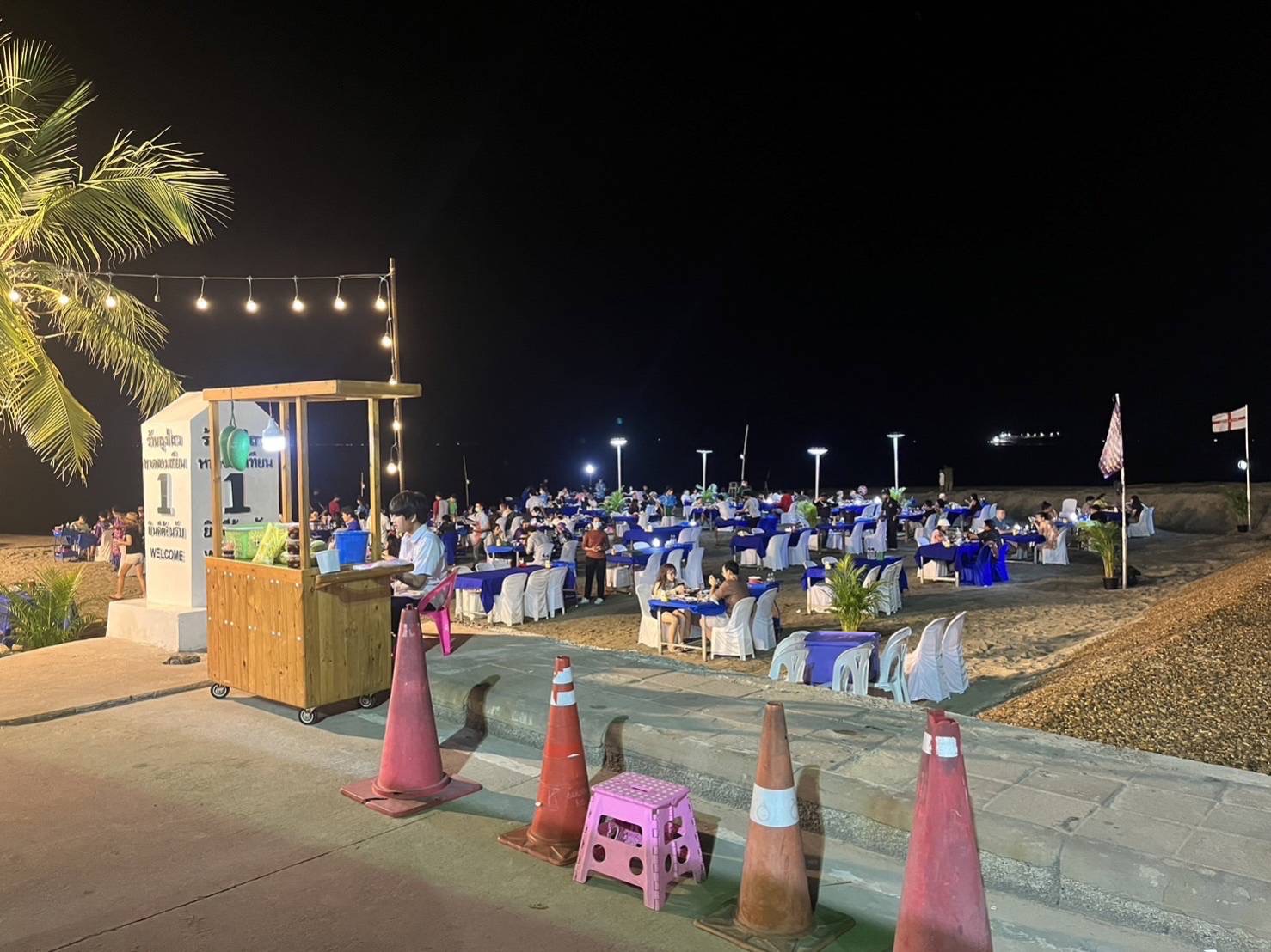 ร้านอาหารดัง ตั้งโต๊ะ บนหาดจอมเทียนให้ นทท. นั่งกินลม ชมทะเลสุดชิล ชาวเน็ตจวกยับพื้นที่สาธารณะ