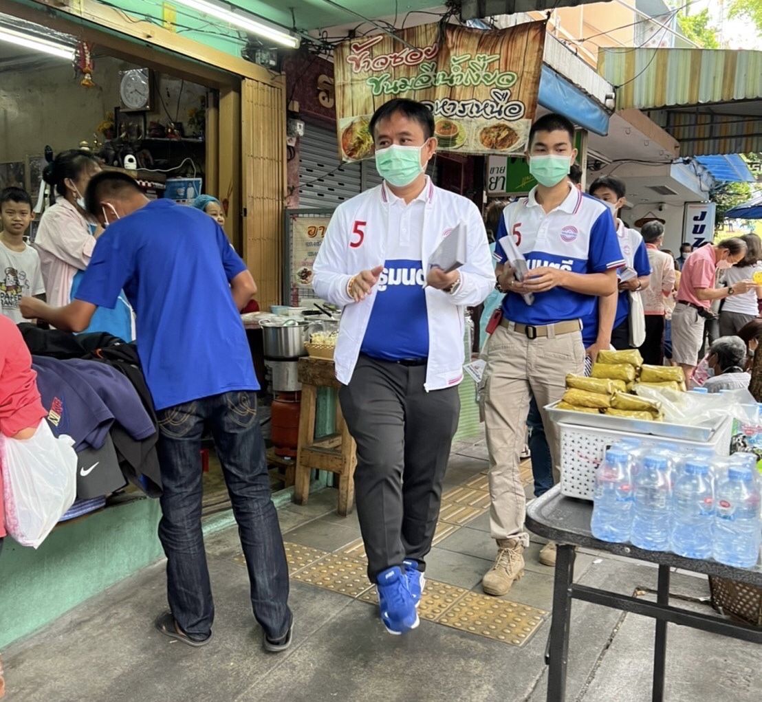 "ครูมนตรี" ผู้สมัครส.ก. พปชร.เขตสาธร หนุนตั้งศูนย์ One Stop Covid - เปิดลานกีฬา 24 น. - ลอกท่อระบายน้ำกันน้ำท่วม