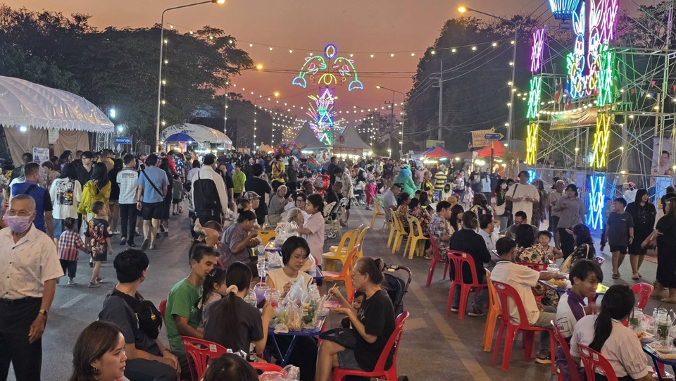 เงินสะพัดวันละล้าน! ถนนคนเดินโพธิ์กลาง นครราชสีมา ฟีเวอร์ ร้านค้ากว่า 250 ร้านขายดี นักท่องเที่ยวแห่แน่น
