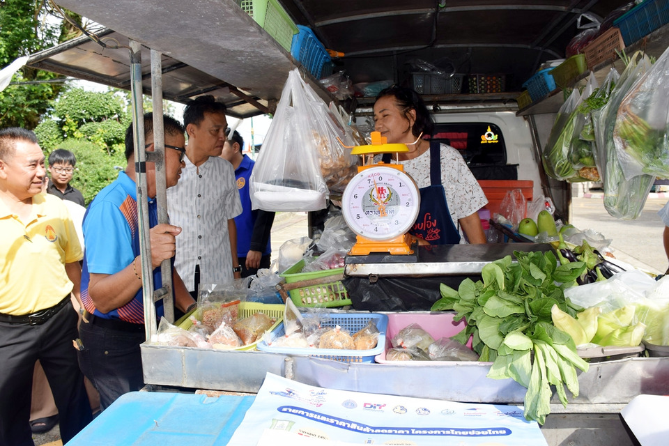 จันทบุรีตัดริบบิ้นปล่อยขบวน “รถพุ่มพวง” ตลาดเคลื่อนที่ ไทยช่วยไทย เข้าถึงชุมชน ลดค่าครองชีพ