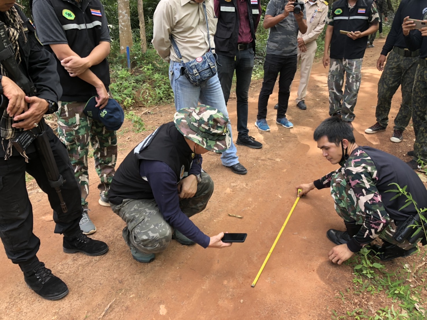 ผู้เชี่ยวชาญสัตว์ป่า ลงพื้นที่ตรวจสอบรอยเสือ ที่ อ.ศรีเชียงใหม่ ยืนยันเป็นรอยสุนัข แต่ก็ยังต้องตรวจสอบต่อเนื่องเพื่อสร้างความมั่นใจให้ชาวบ้าน
